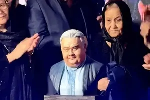 لحظه رونمایی از تندیس اکبر عبدی توسط مادرش