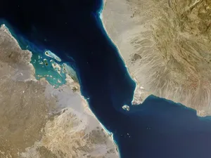 انصارالله کنترل بر تنگه باب المندب را تکمیل کرد/ حمله عربستان به فرودگاه المخا