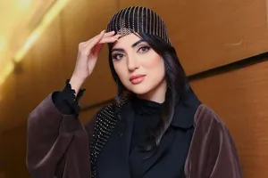 ژست گرفتن عجیب هلیا امامی در یک مراسم
